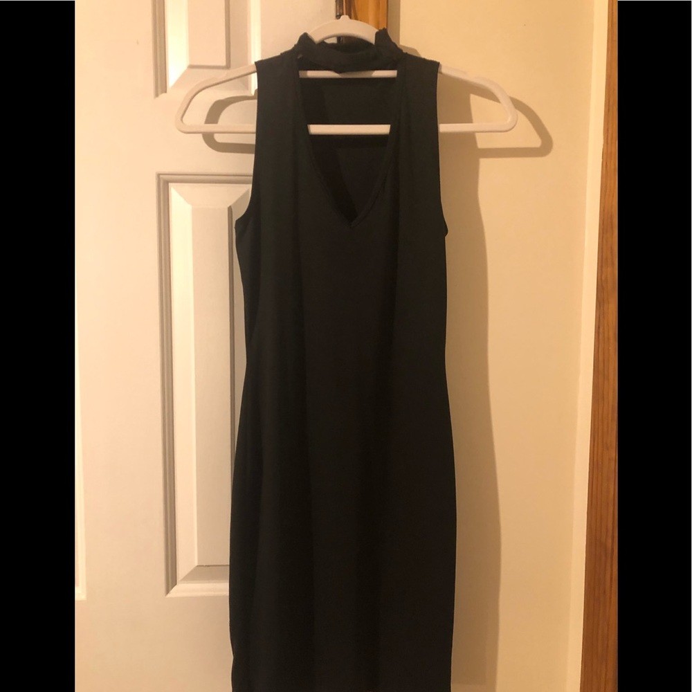 Short v-neck sleeveless dress